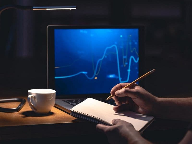 Инвестиции в нестабильные времена: Советы по сохранению и приумножению капитала в условиях экономической неопределенности, включая разнообразие инвестиционного портфеля и анализ рисков.